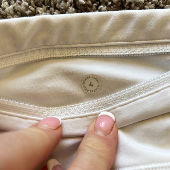 Lululemon white speed up shorts 4” Sz 4 - Picture 3 of 3